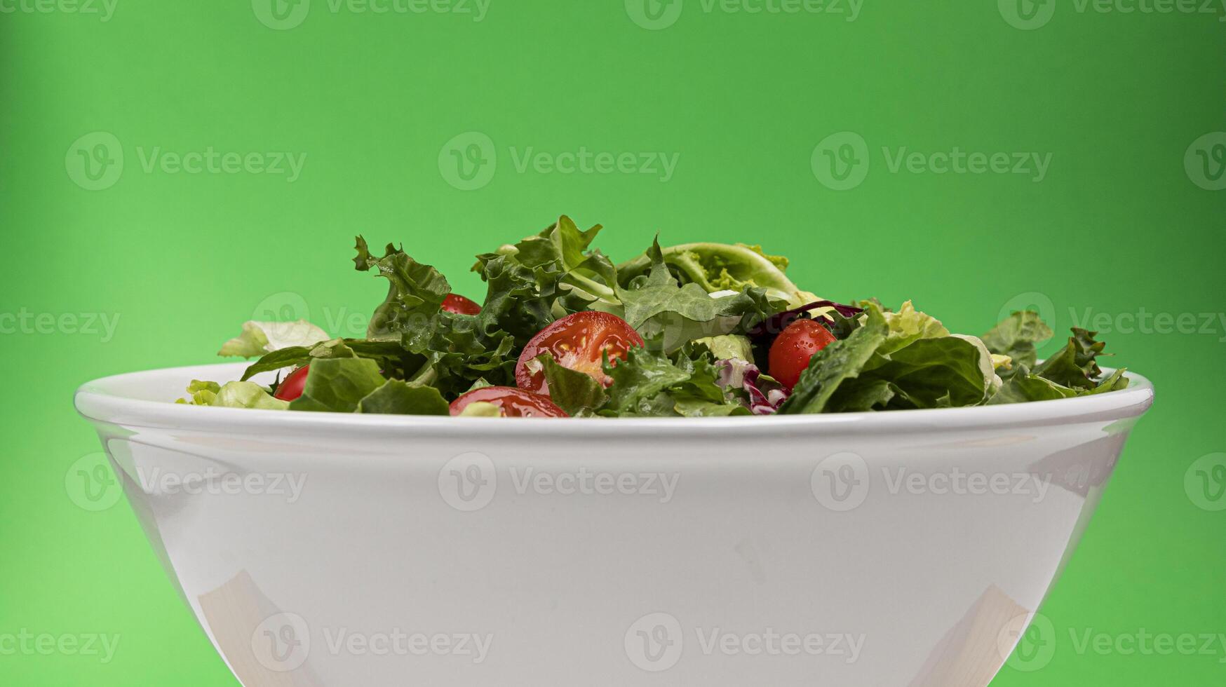 fresco insalata nel ciotola su verde sfondo foto