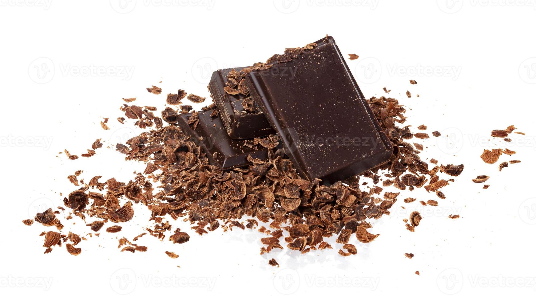 rotto cioccolato. mucchio di terra e grattugiato cioccolato isolato su bianca sfondo foto