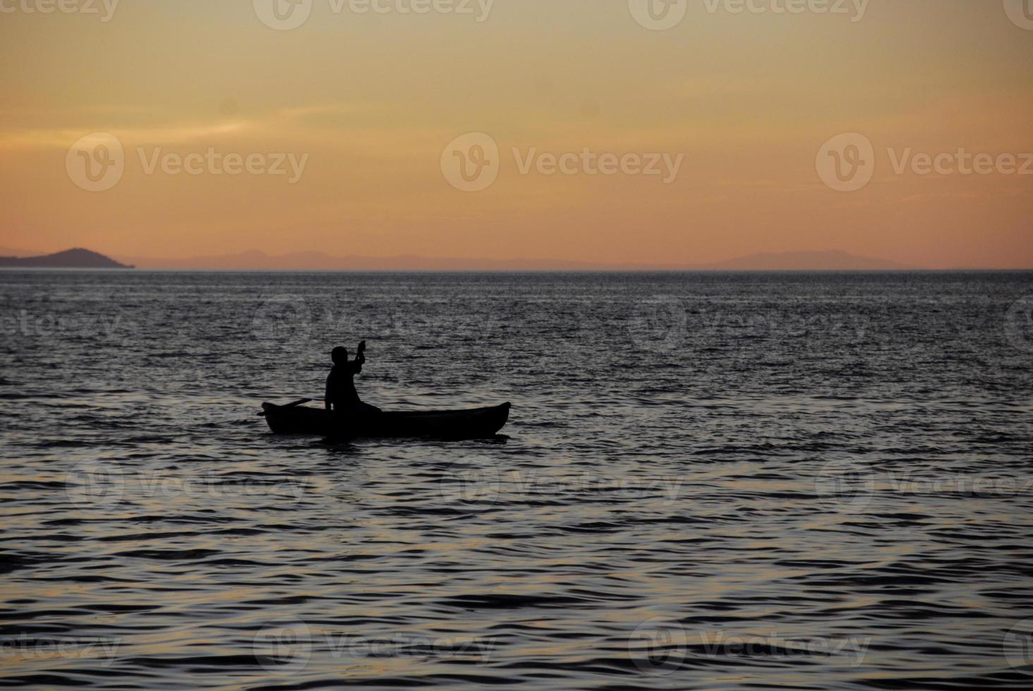 pagaiando sul lago malawi foto