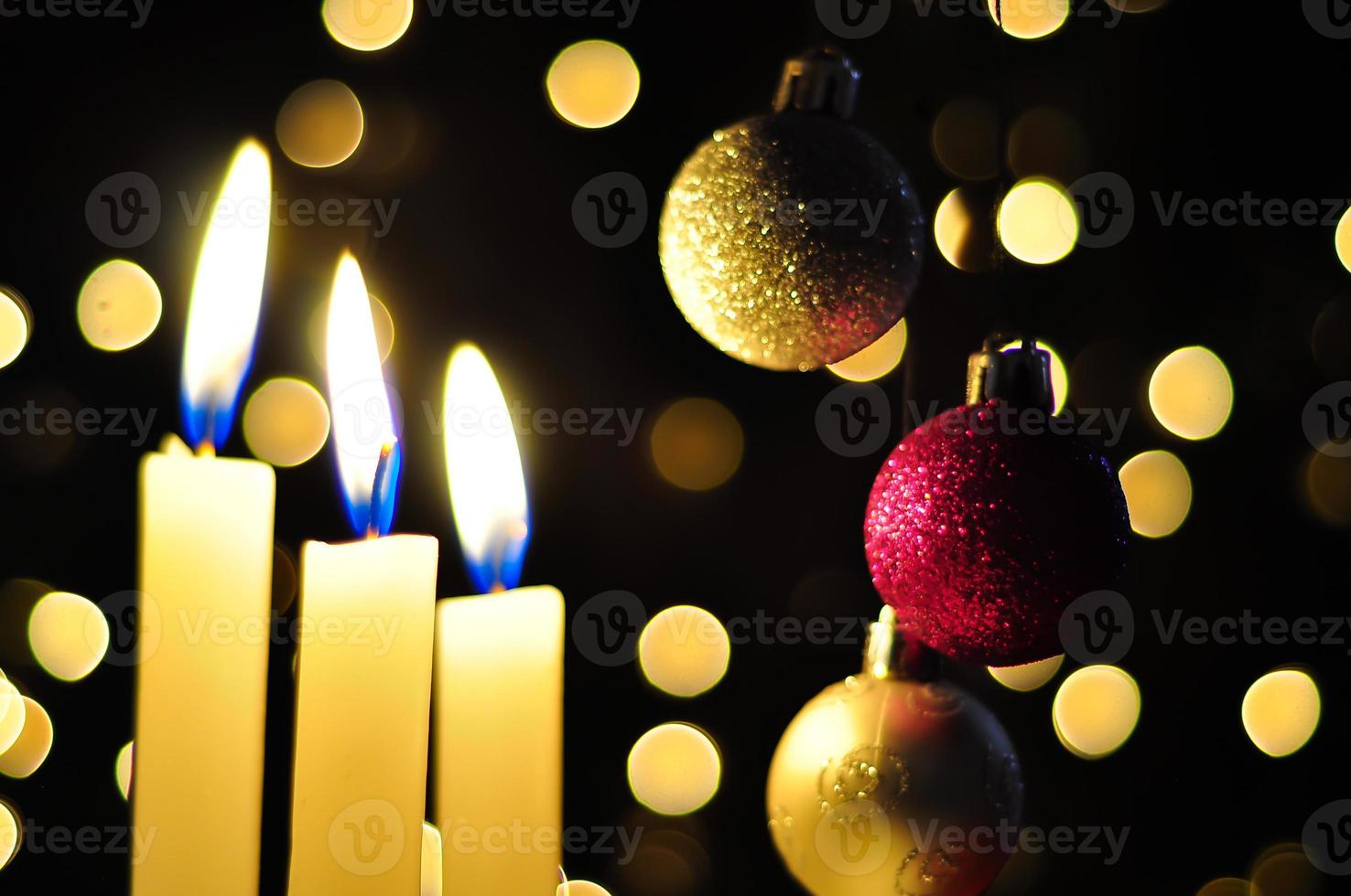 candele e palline a Natale foto