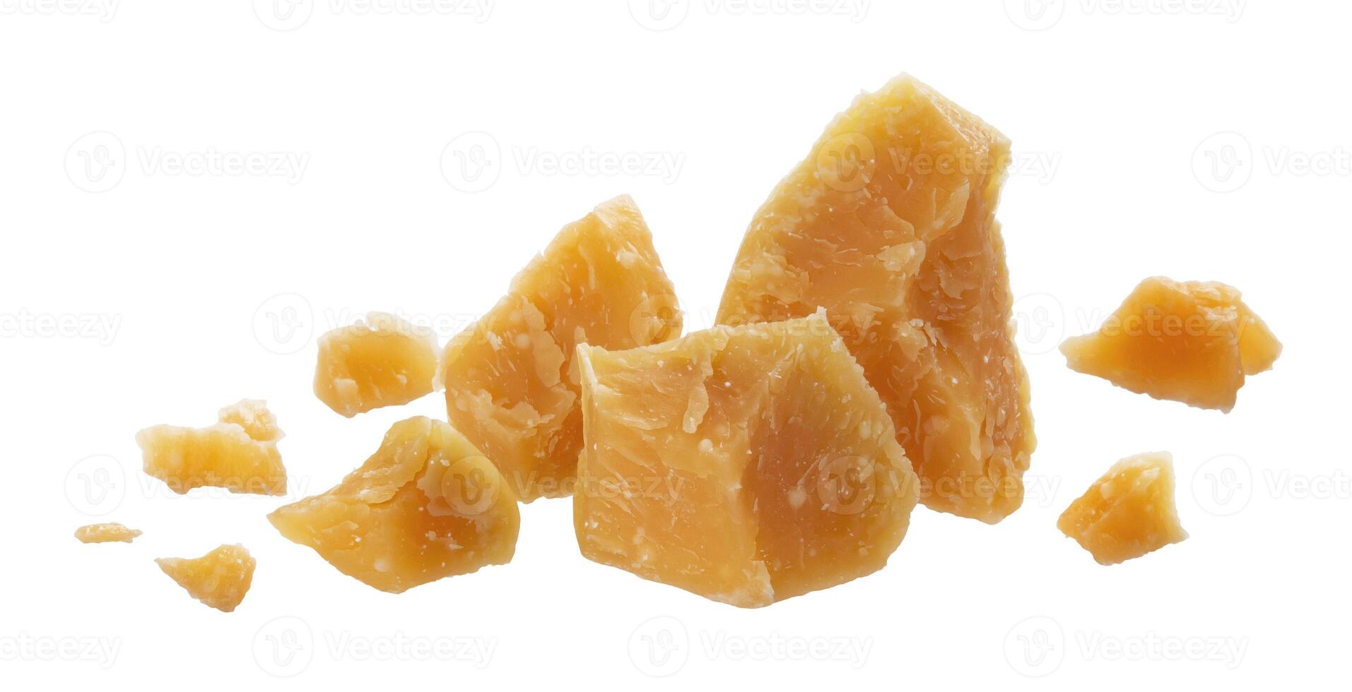 parmigiano formaggio tagliare pezzi isolato su bianca sfondo foto
