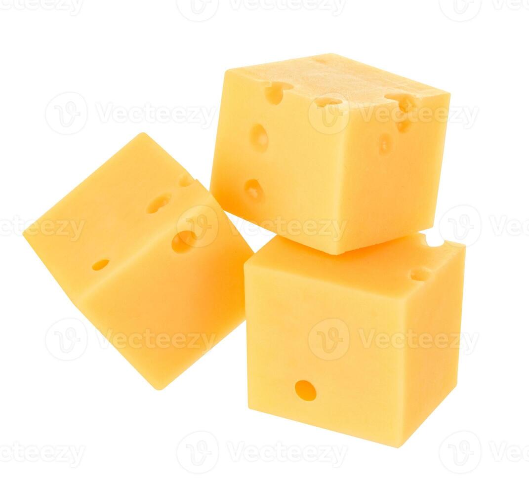 cubi di formaggio isolato su bianca foto