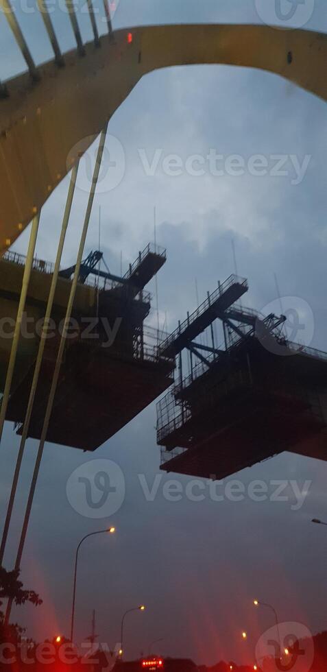 foto di un' ponte quello è ancora sotto costruzione, dove il struttura di il ponte usi un' equilibrato mensola calcestruzzo scatola trave