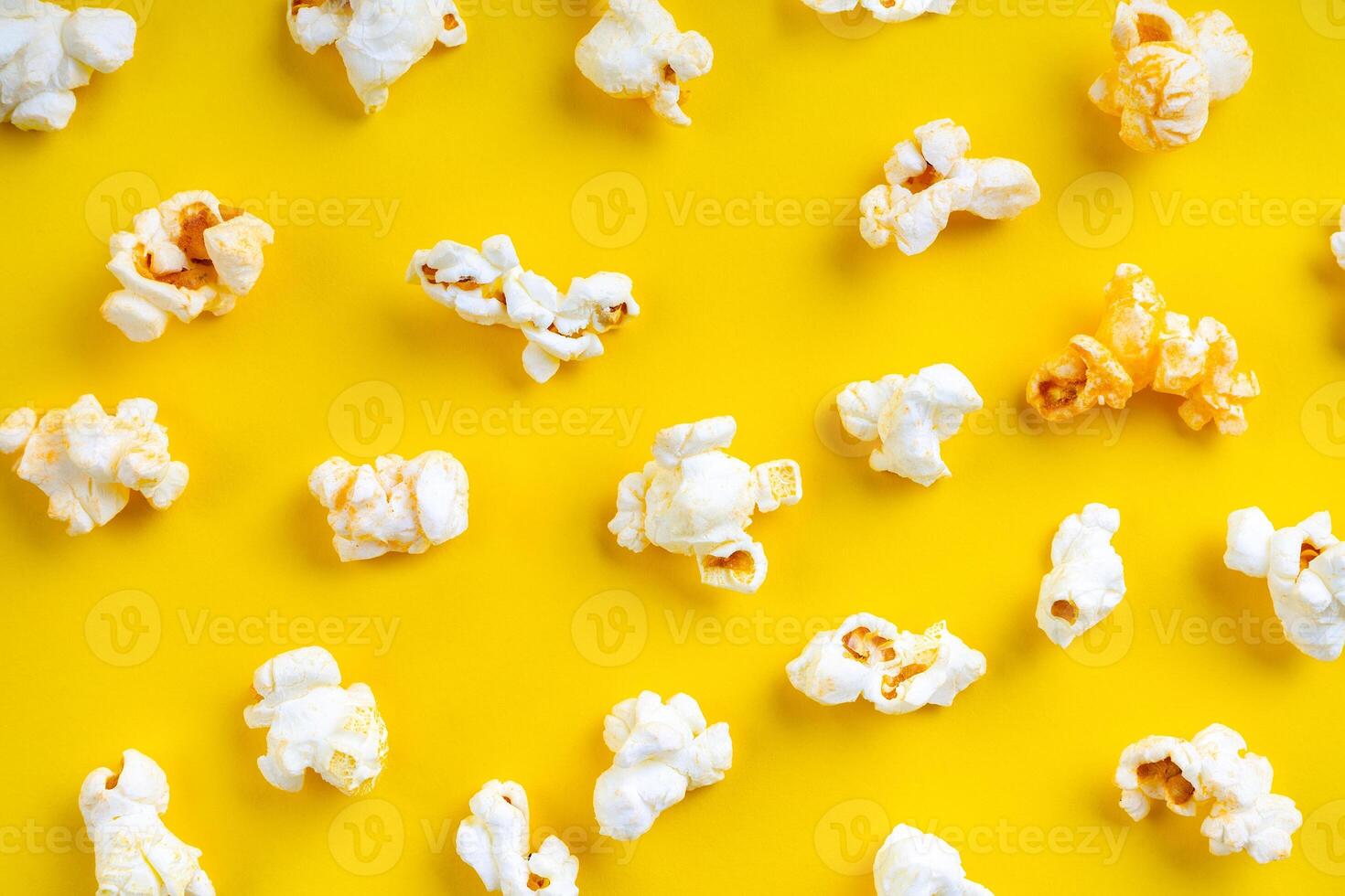 Popcorn modello su giallo sfondo. superiore Visualizza, piatto posare foto