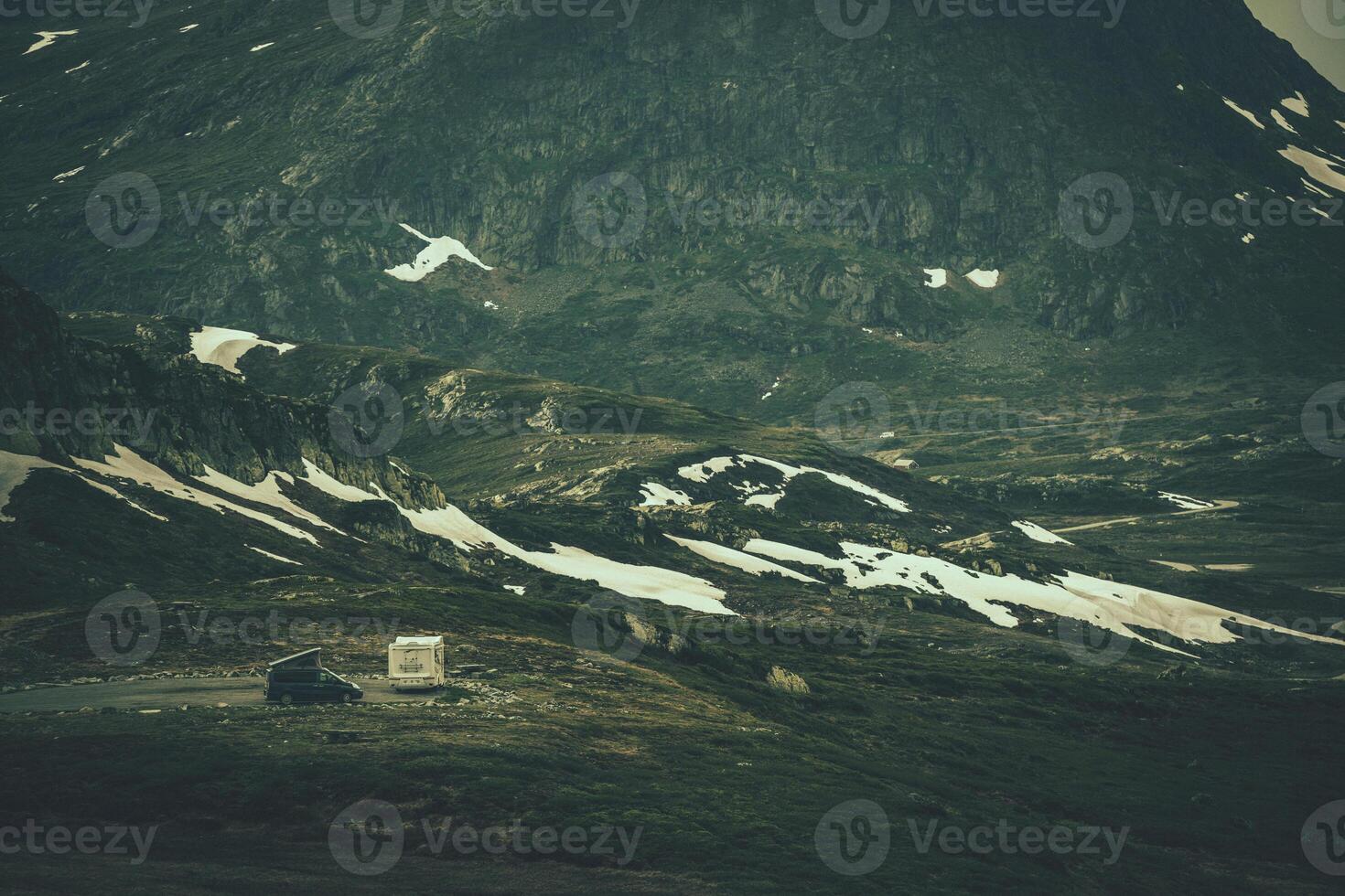 boondocking camper furgone campeggio da qualche parte nel norvegese natura selvaggia foto