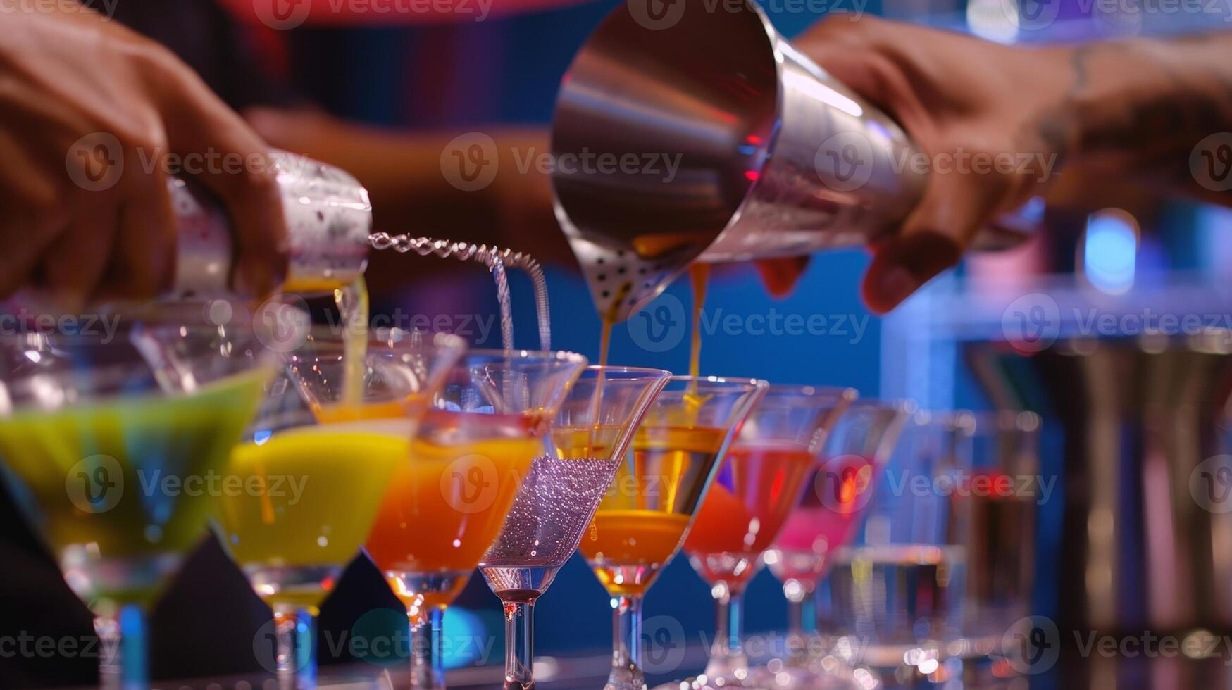 il concorrenti accuratamente miscelazione e stratificazione diverso colorato liquidi in loro cocktail agitatori foto