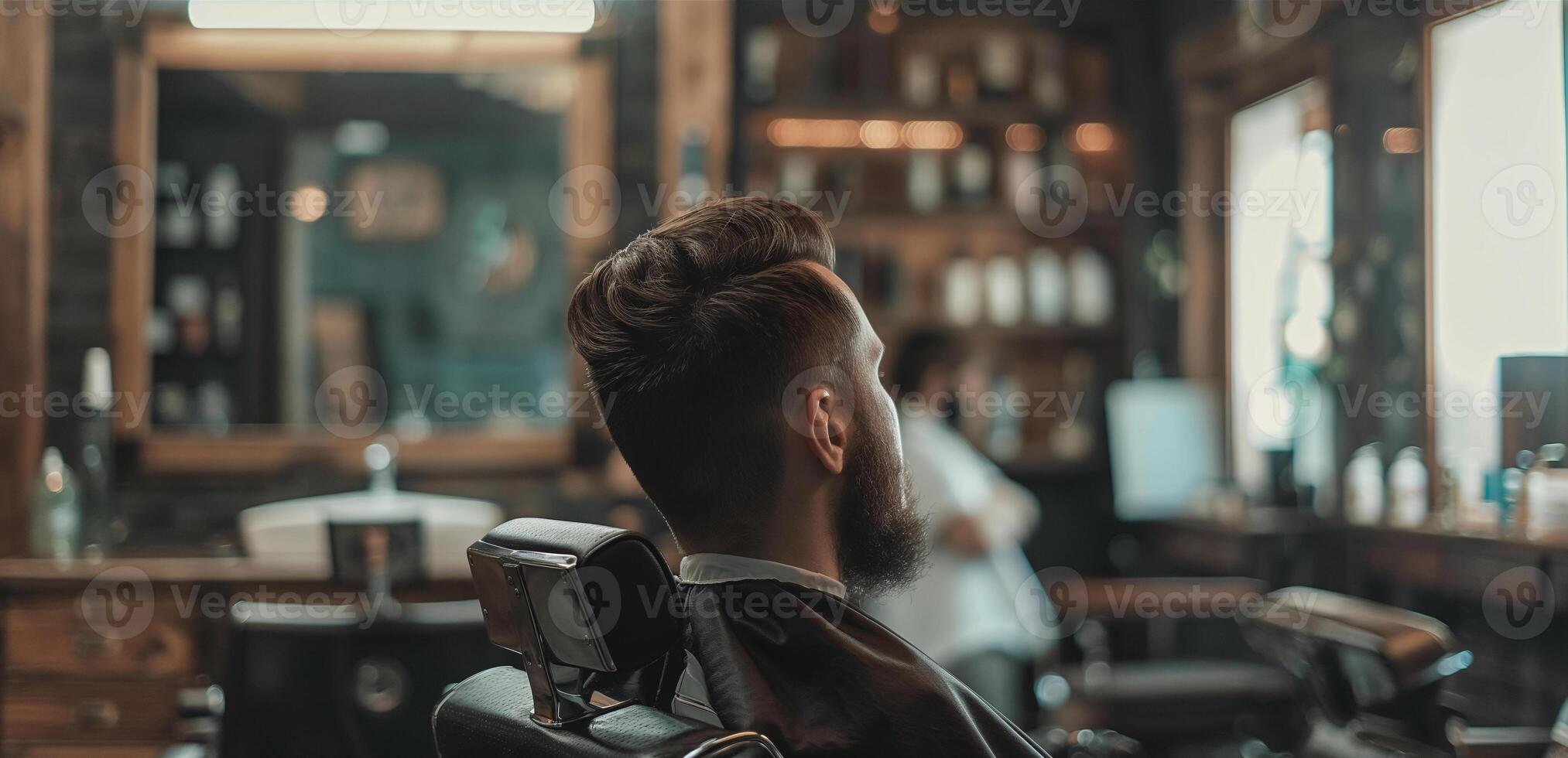 elegante taglio di capelli Esperienza uomo godendo professionale barbiere servizio foto