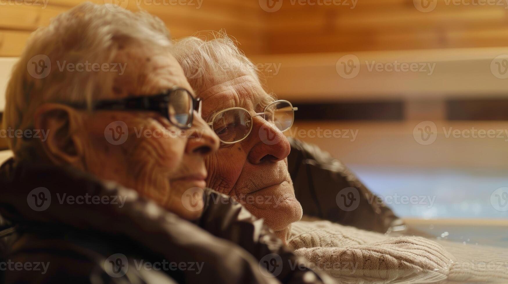 un anziano coppia godendo un' sauna sessione rievocazione di loro minore anni e utilizzando il saune Salute benefici per mantenere loro complessivamente benessere. foto