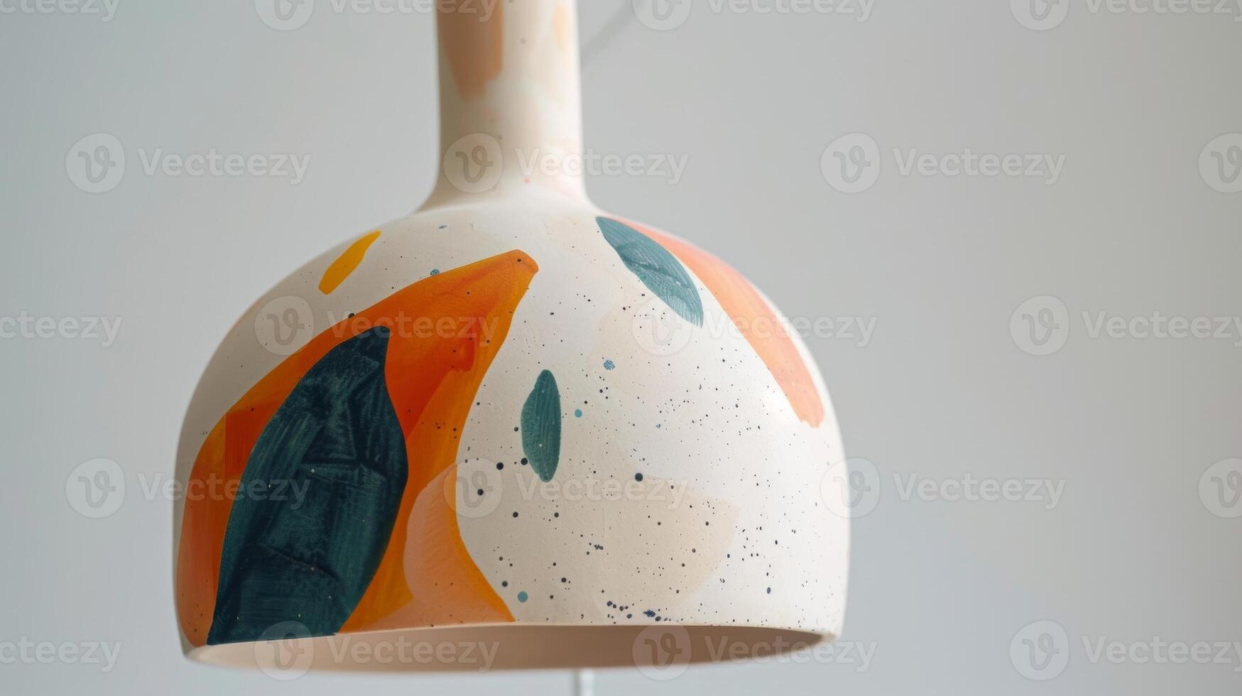 un' semplice ancora accattivante ceramica pendente lampada con un astratto dipinto a mano design Perfetto per aggiungendo un' pop di colore per un' neutro camera. foto