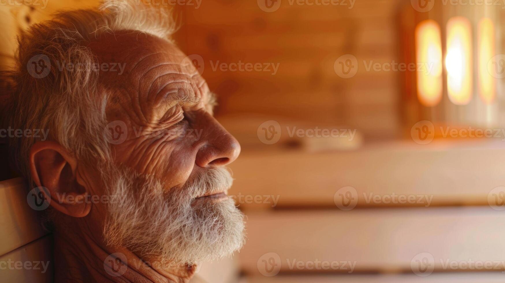 un più vecchio uomo utilizzando un' sauna per Ottimizzare il suo circolazione e ridurre il rischio di cuore malattia e altro cardiovascolare questioni. foto