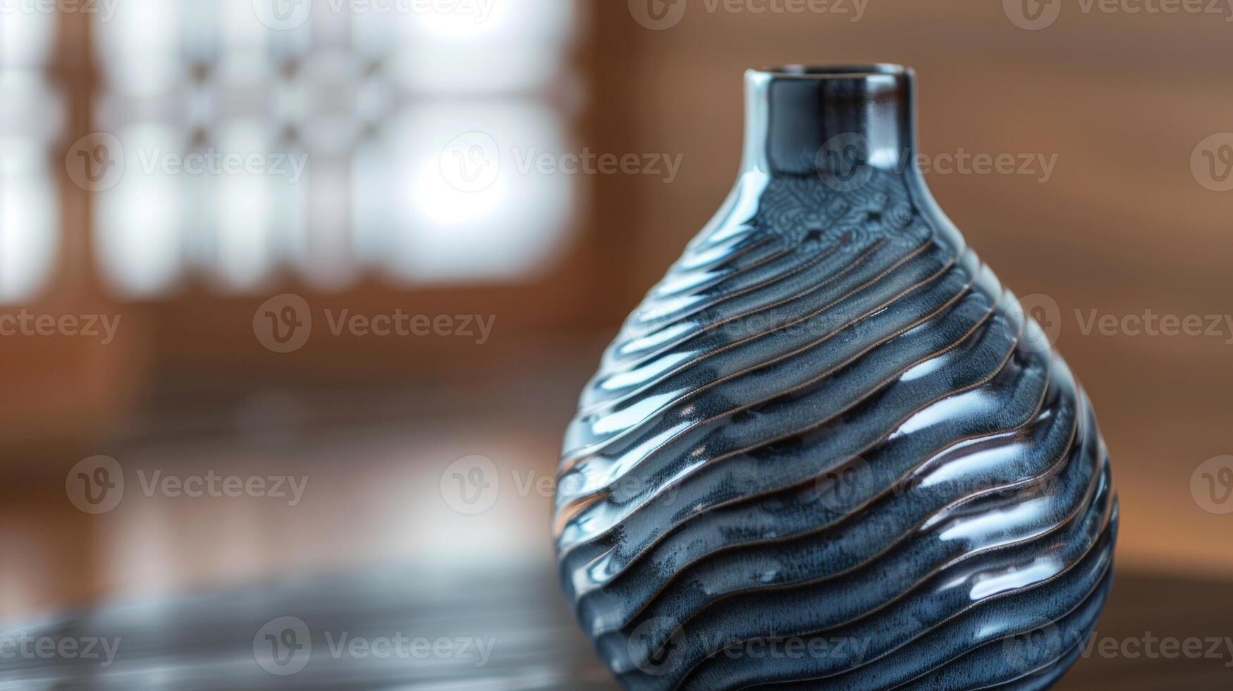 un' fatto a mano vaso con un' increspato modello somigliante il movimento di onde nel un' lucido carbone Smalto. foto