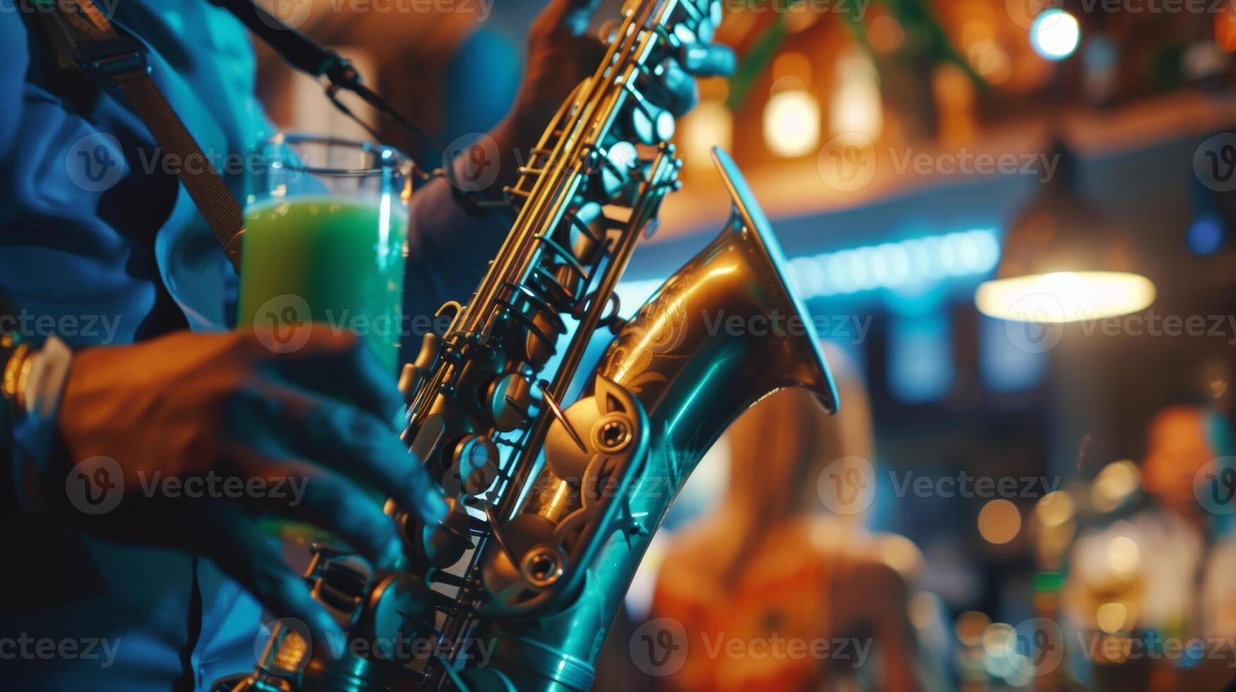 un' sassofonista prende centro palcoscenico il suo dita in movimento senza sforzo al di sopra di il chiavi come il pubblico orologi nel soggezione loro bicchieri di rinfrescante verde succo nel mano foto