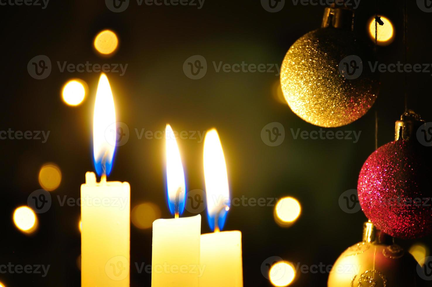 candele e palline a Natale foto