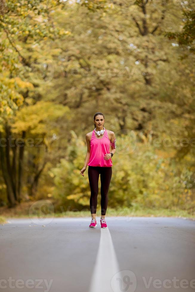 donna in buona salute che si allena per la maratona all'aperto nel vicolo foto