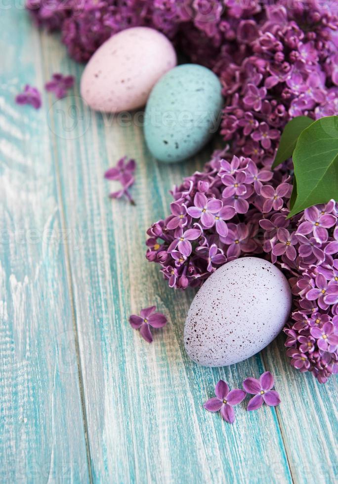 fiori lilla primaverili e uova di Pasqua foto