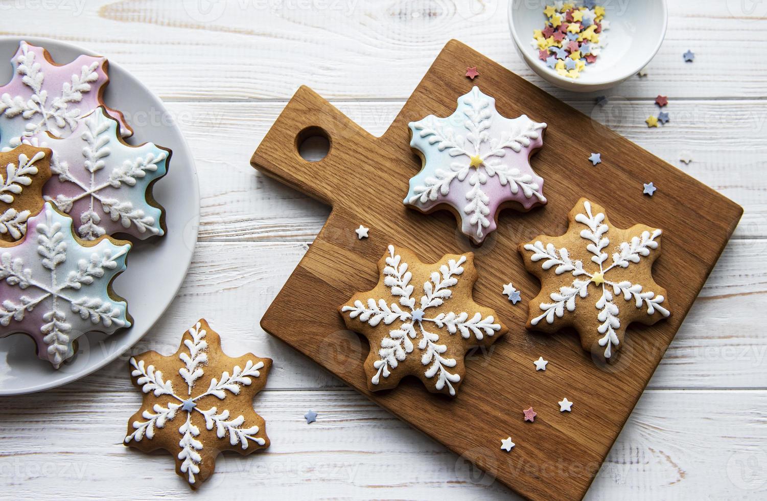 biscotti di panpepato su una tavola di legno foto