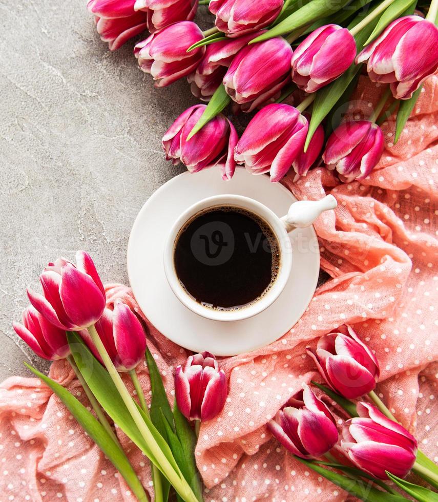 tazza di caffè e tulipani foto