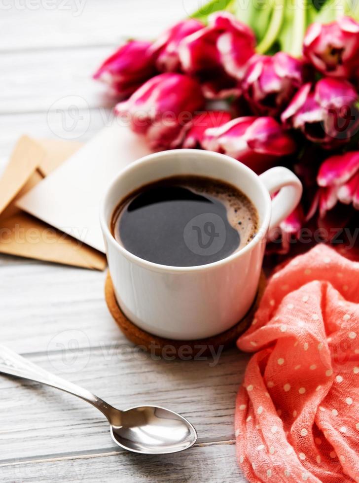 tazza di caffè e tulipani rosa foto