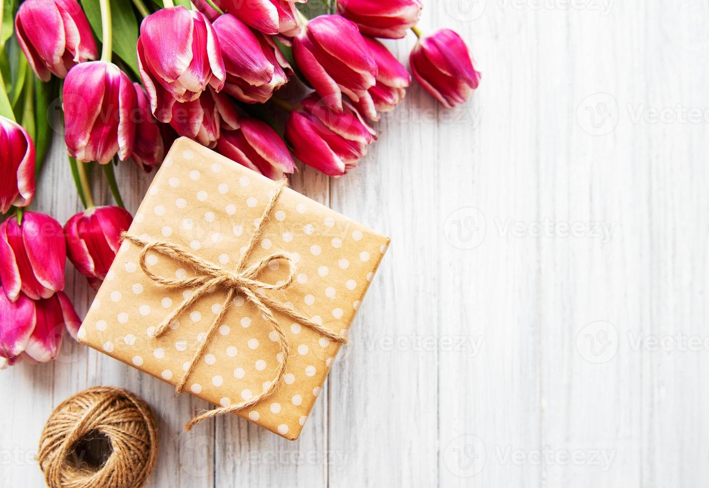 confezione regalo e bouquet di tulipani foto