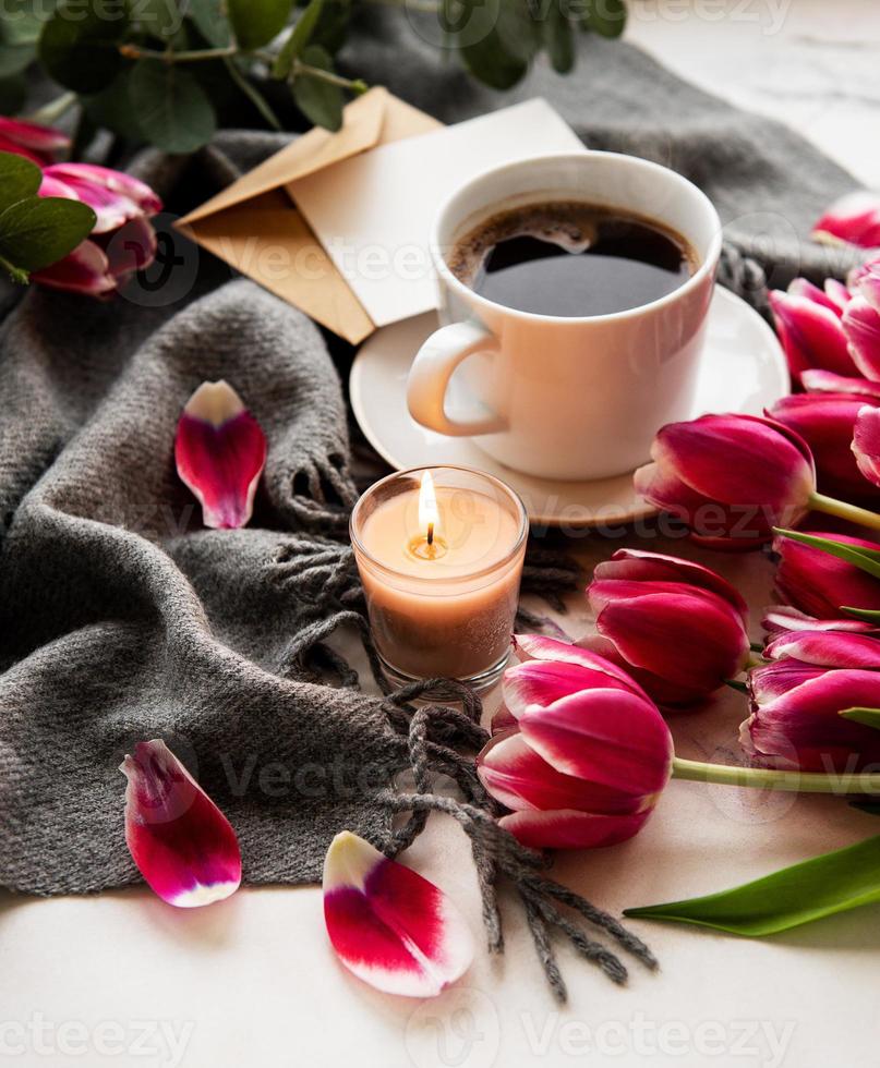 tazza di caffè e tulipani rosa foto