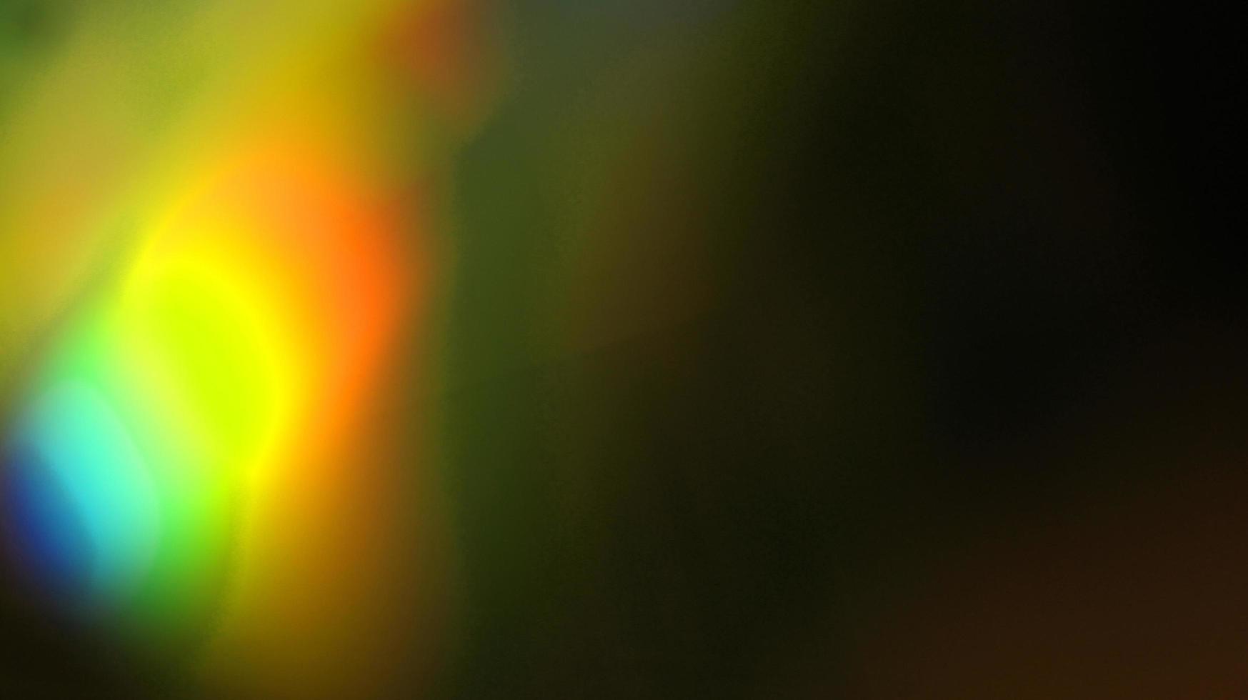 arcobaleno giallo luce sovrapposizione rifrazione texture diagonale olografico naturale sul nero. foto