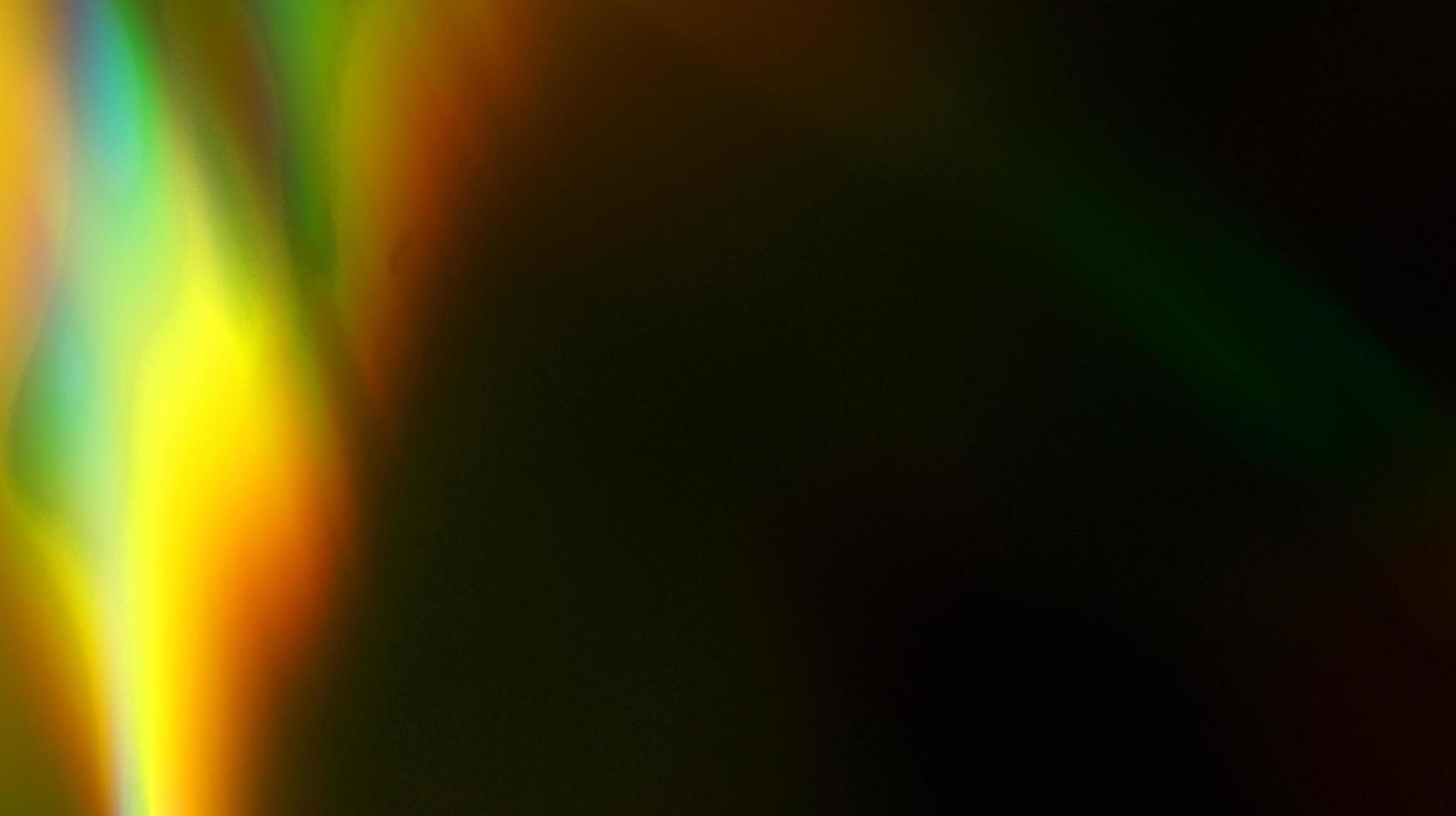 arcobaleno sovrapposizione luce rifrazione texture diagonale olografico naturale sul nero. foto