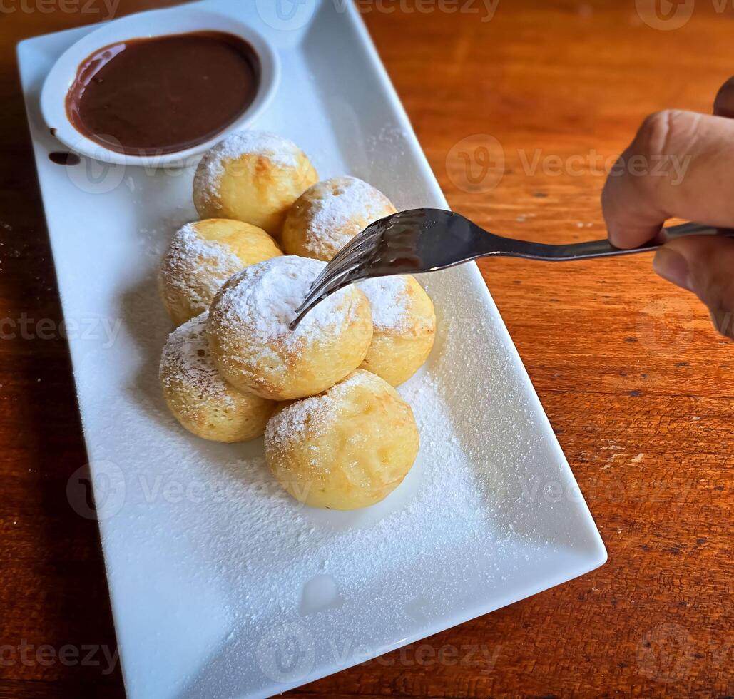 fatti in casa olandese poffertjes mini Pancakes con glassatura in polvere zucchero e cioccolato otturazioni con addizionale cioccolato salsa foto