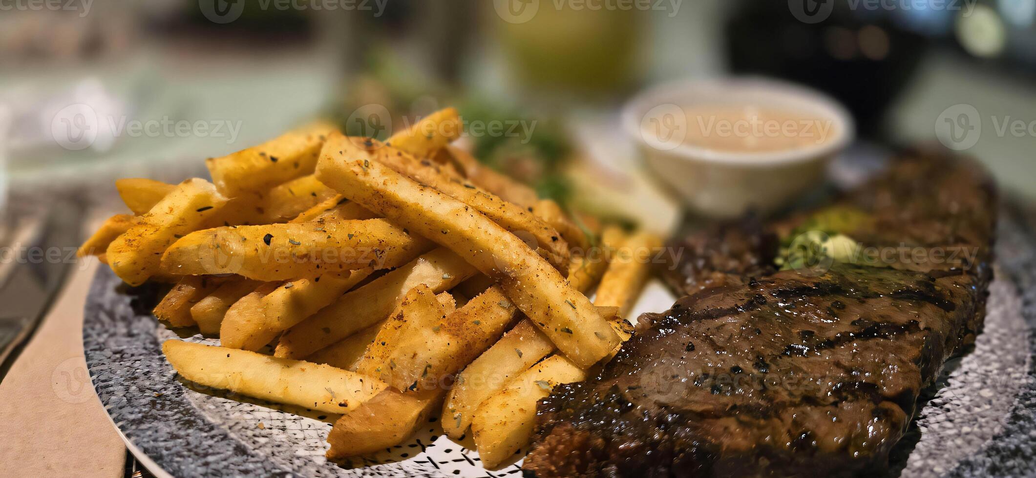 controfiletto bistecca grigliato medio raro servito con patate e insalata con fungo nero Pepe salsa nel un' ristorante foto