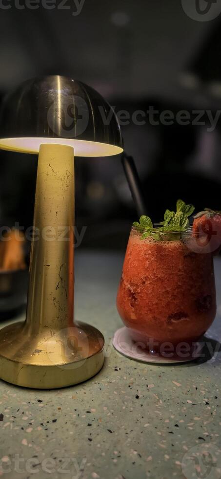 frutta cocktail frullato dieta disintossicazione, tropicale frutta estate cocktail con contorno, e ghiaccio su ristorante sfondo foto