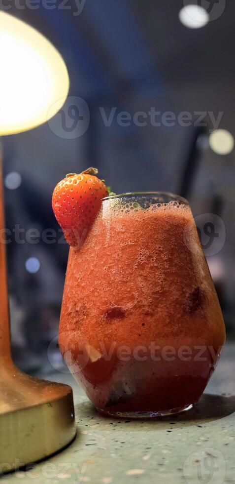 frutta cocktail frullato dieta disintossicazione, tropicale frutta estate cocktail con contorno, e ghiaccio su ristorante sfondo foto