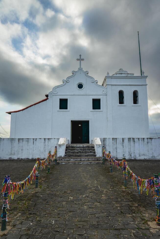 santuario diocesano nossa signora. vecchio Chiesa su superiore di il monte seghettato. santos, brasile. aprile 3 2024. foto