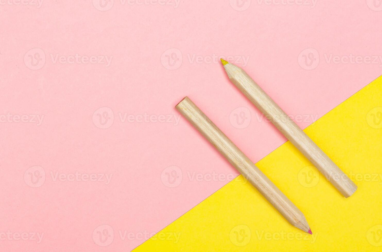 colorato matite su giallo e rosa sfondo. foto
