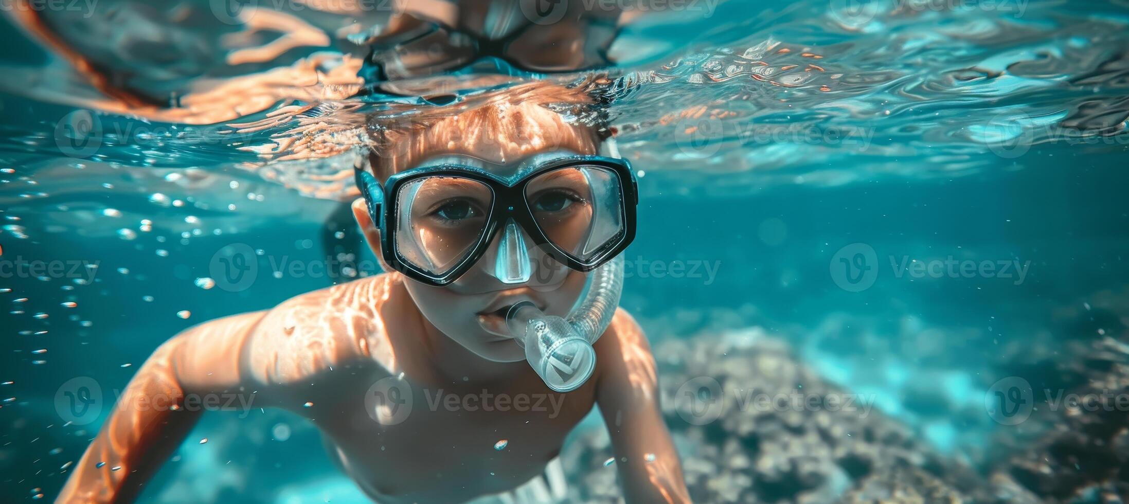giovanile esploratore lo snorkeling nel chiaro azzurro acque di a distanza tropicale Paradiso isola foto