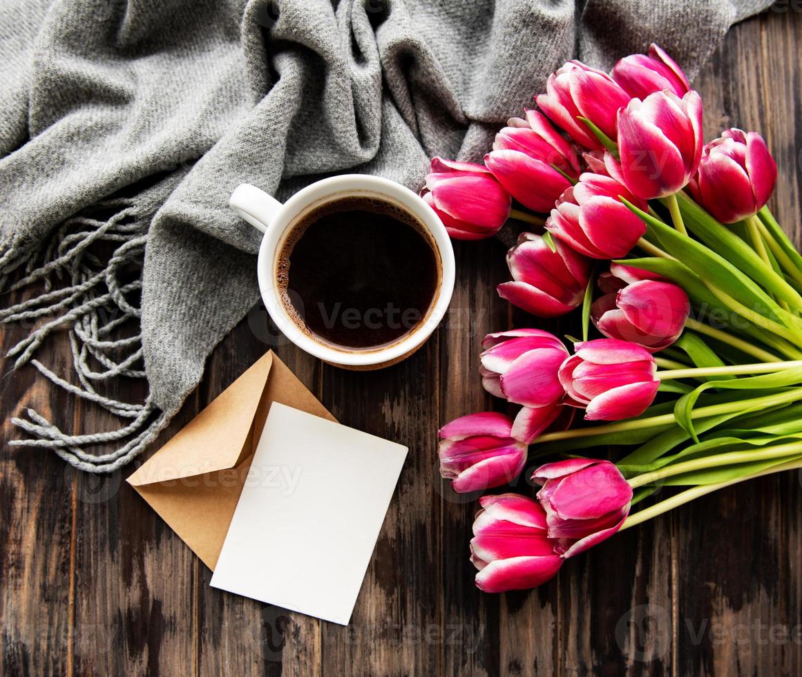 tazza di caffè e tulipani rosa foto