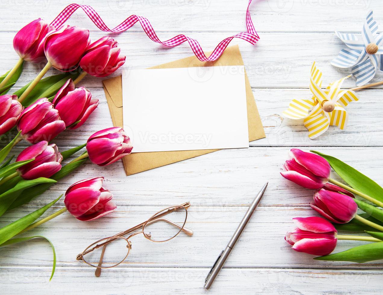 tulipani rosa primaverili e biglietto di auguri foto