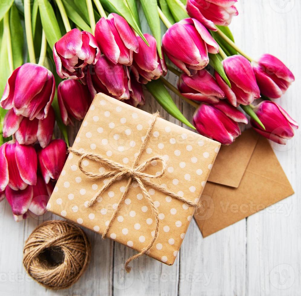 confezione regalo e bouquet di tulipani foto