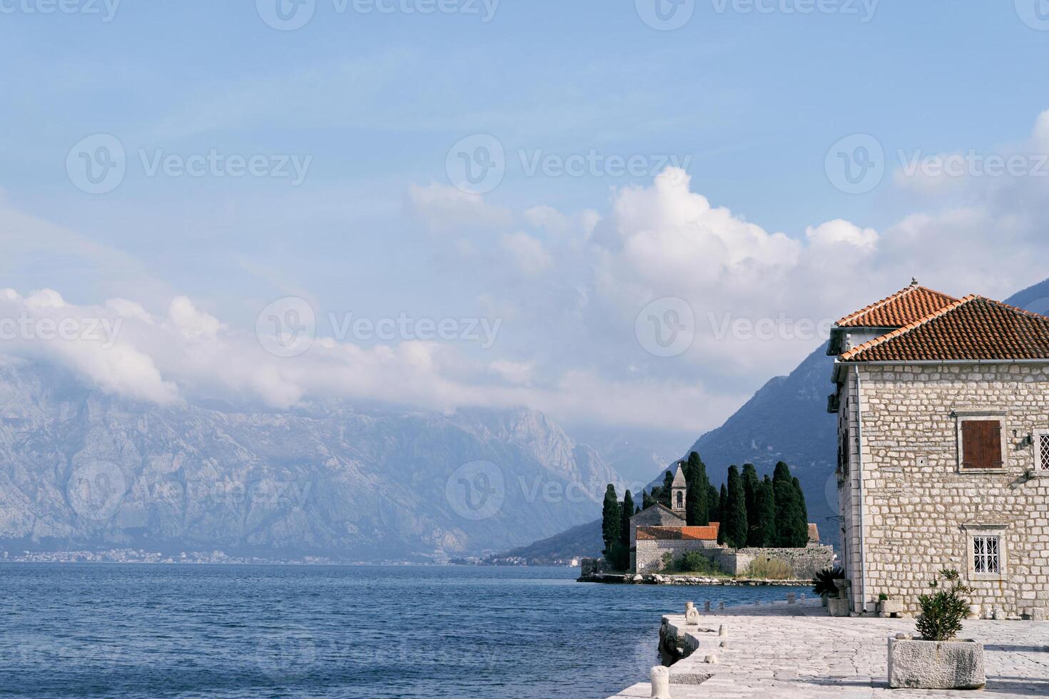 Visualizza a partire dal il isola di gospa od skrpjela per il isola di st. Giorgio. montenegro foto