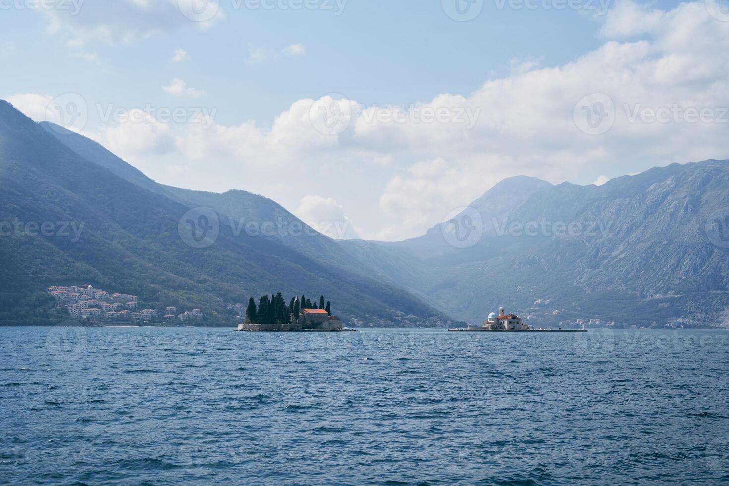 isola di st. Giorgio nel il baia di kotor contro il fondale di un' montagna gamma nel un' leggero foschia. montenegro foto