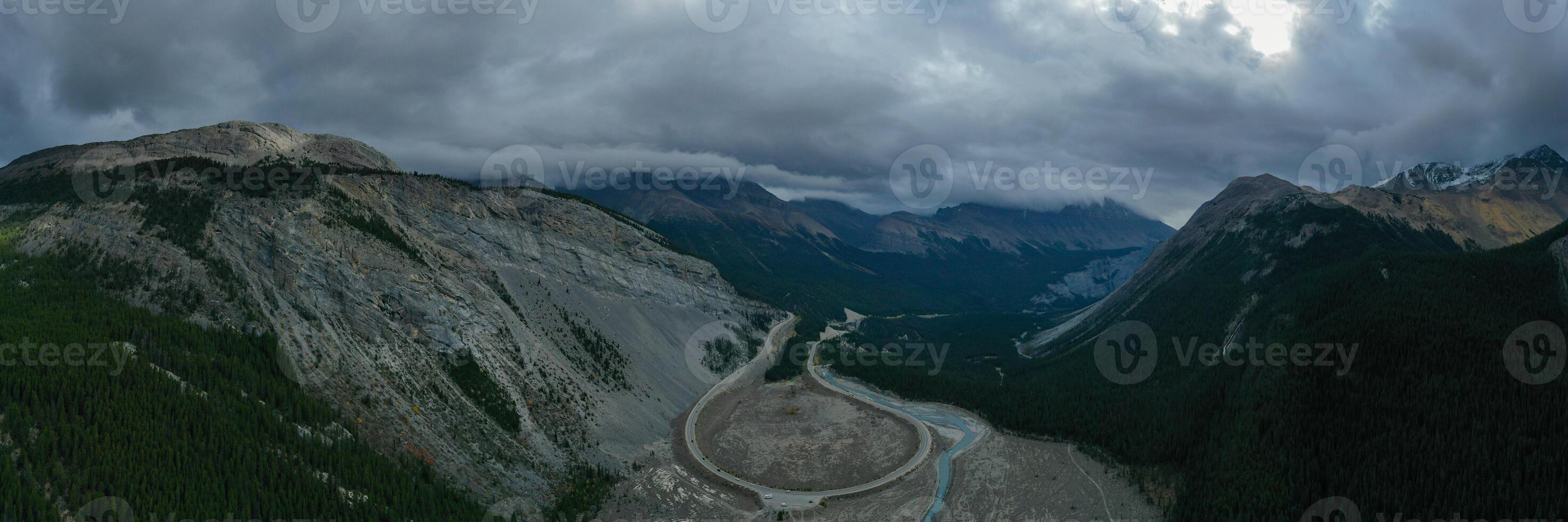 aereo Visualizza di il curva a il grande piegare su il campo di ghiaccio strada panoramica. foto