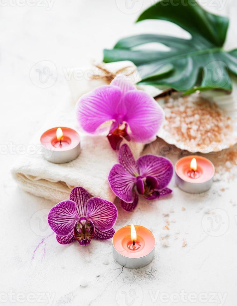 ingredienti termali naturali con fiori di orchidea foto