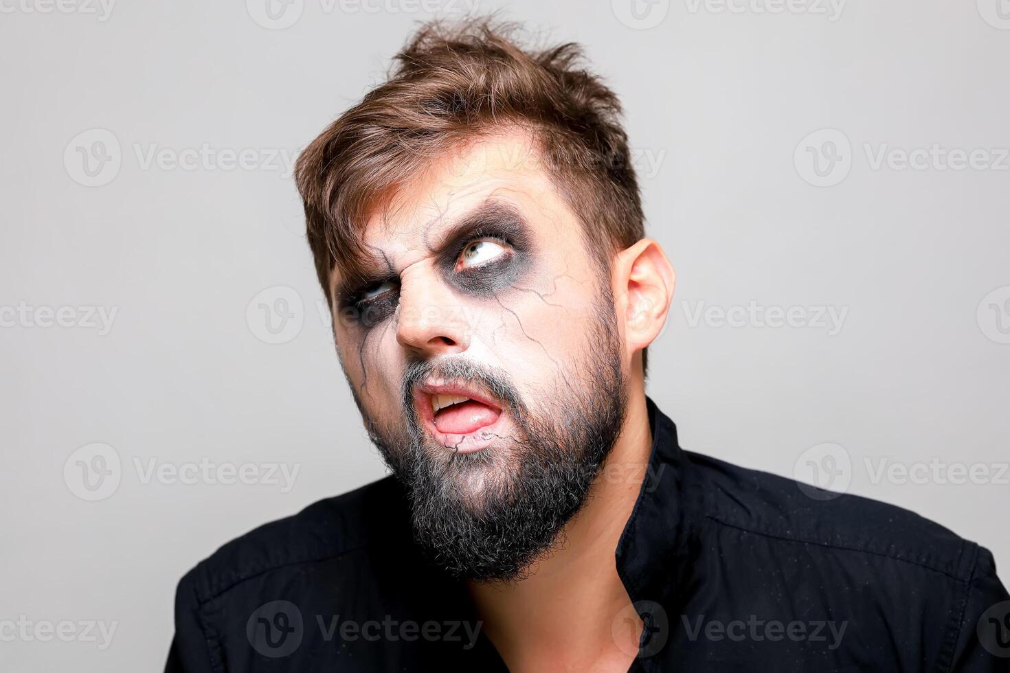 trucco per un' barbuto uomo per il festa di tutti santi Halloween nel il stile di il non morti foto