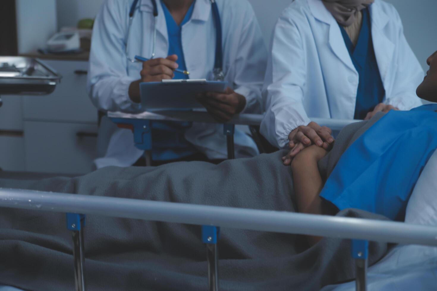 ritagliata tiro di un' femmina infermiera hold sua anziano del paziente mano. dando sostegno. medico porzione vecchio paziente con Alzheimer patologia. femmina badante Tenere mani di anziano uomo foto