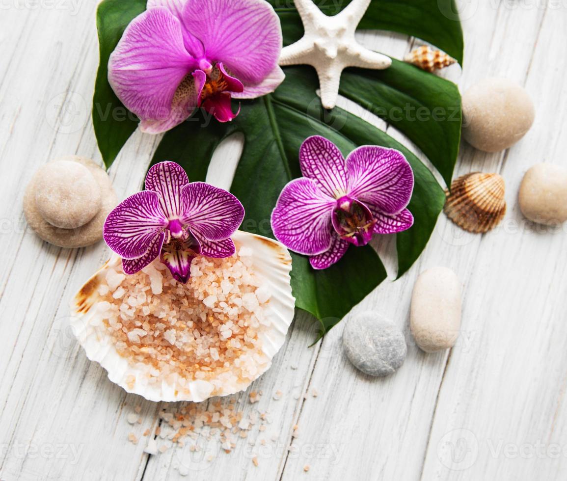 ingredienti termali naturali con fiori di orchidea foto