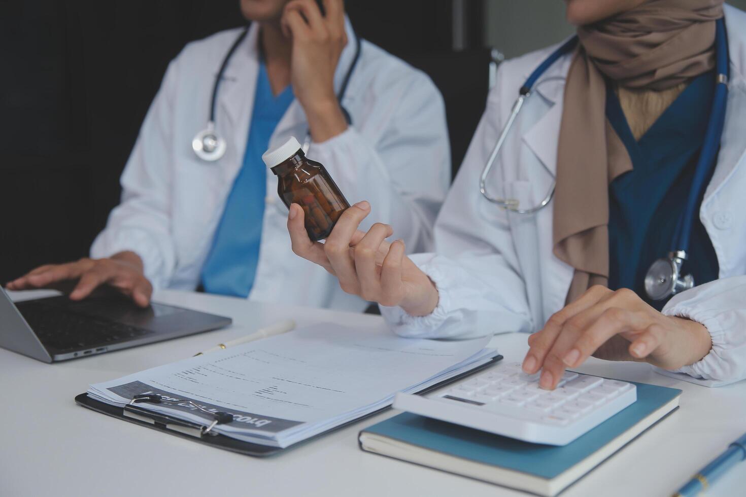 asiatico psicologo donne puntamento su pillole bottiglia per spiegando medicina e prescrizione per femmina paziente mentre dando Consulenza di medico e mentale Salute terapia per femmina paziente nel clinica. foto