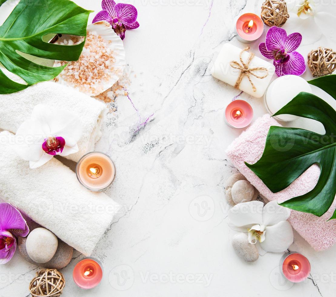 ingredienti termali naturali con fiori di orchidea foto