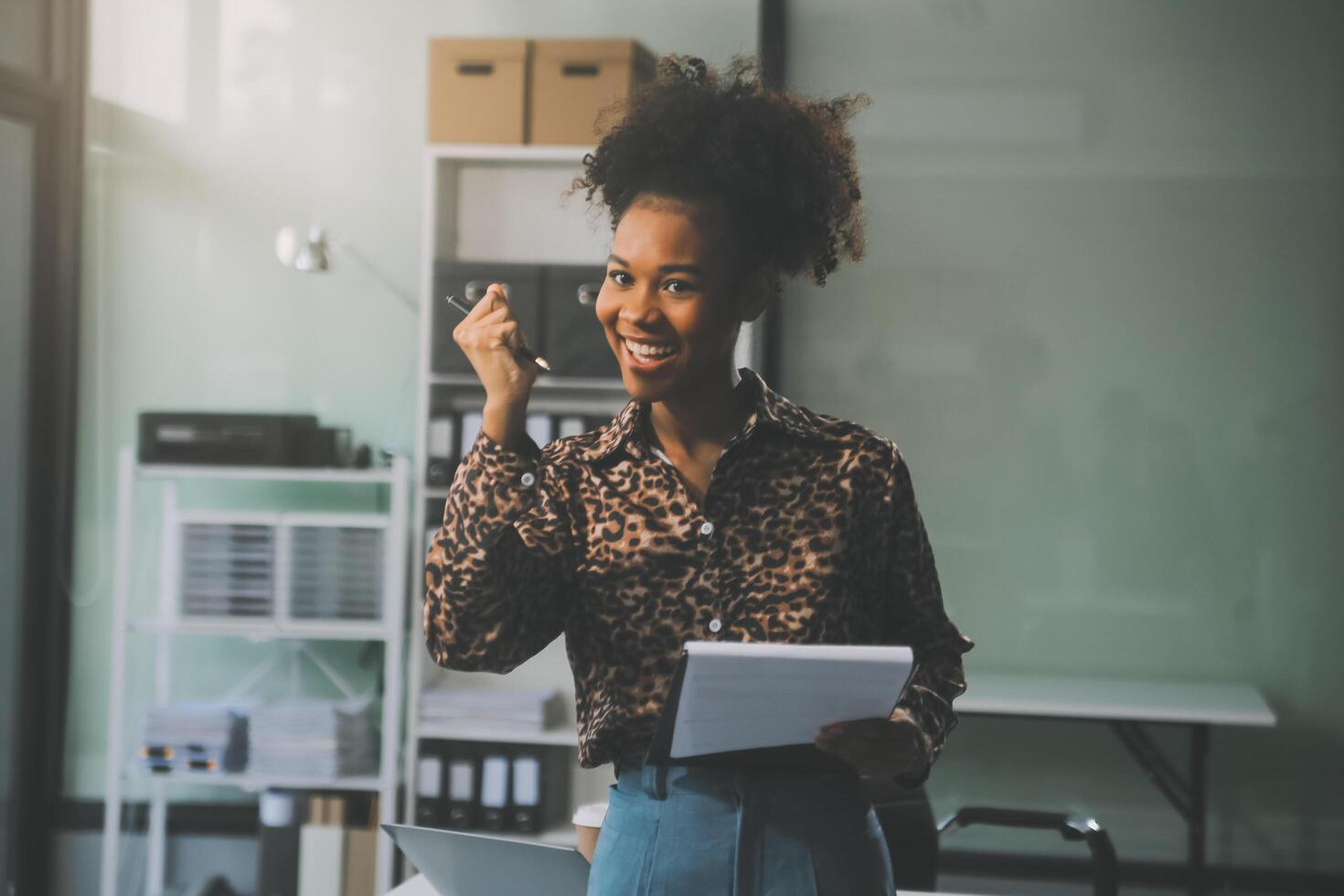 il ritratto di una giovane donna asiatica libera professionista sta lavorando sul tablet del computer in un ufficio moderno. fare un rapporto di analisi contabile dati di investimento immobiliare, concetto di sistemi finanziari e fiscali. foto