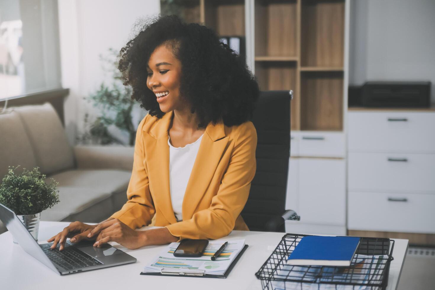 donna d'affari asiatica che utilizza un computer portatile e lavora in ufficio con il documento della calcolatrice sulla scrivania, facendo pianificazione analizzando il rapporto finanziario, investimento del business plan, concetto di analisi finanziaria. foto