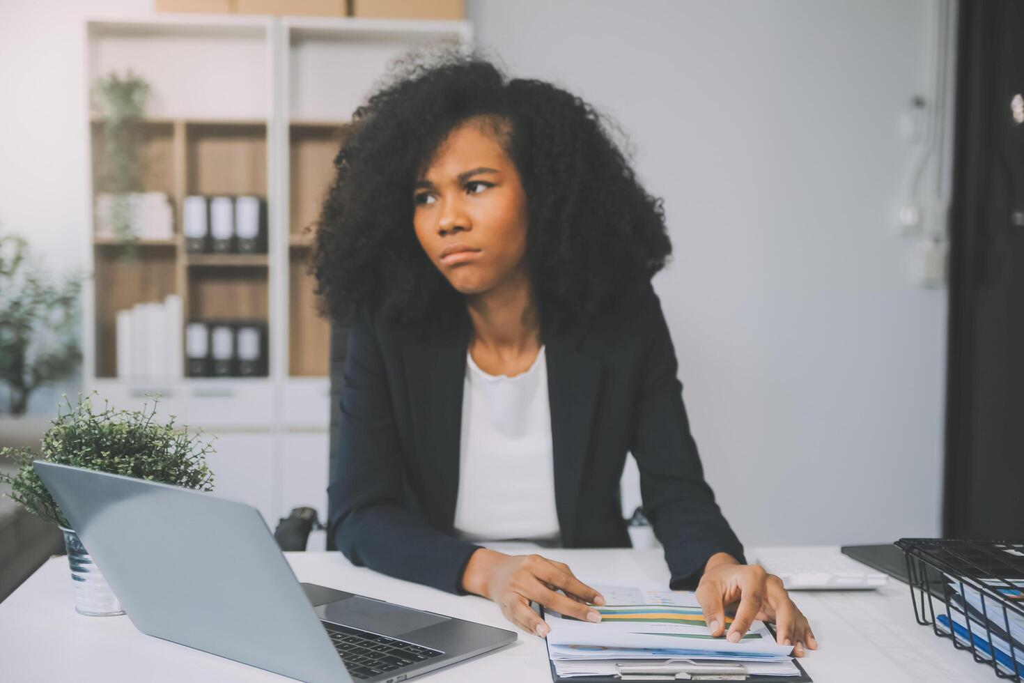 oberati di lavoro donna d'affari fatica a partire dal opera o irritato dopo finitura incontro. emotivo pressione, fatica a opera concetto foto