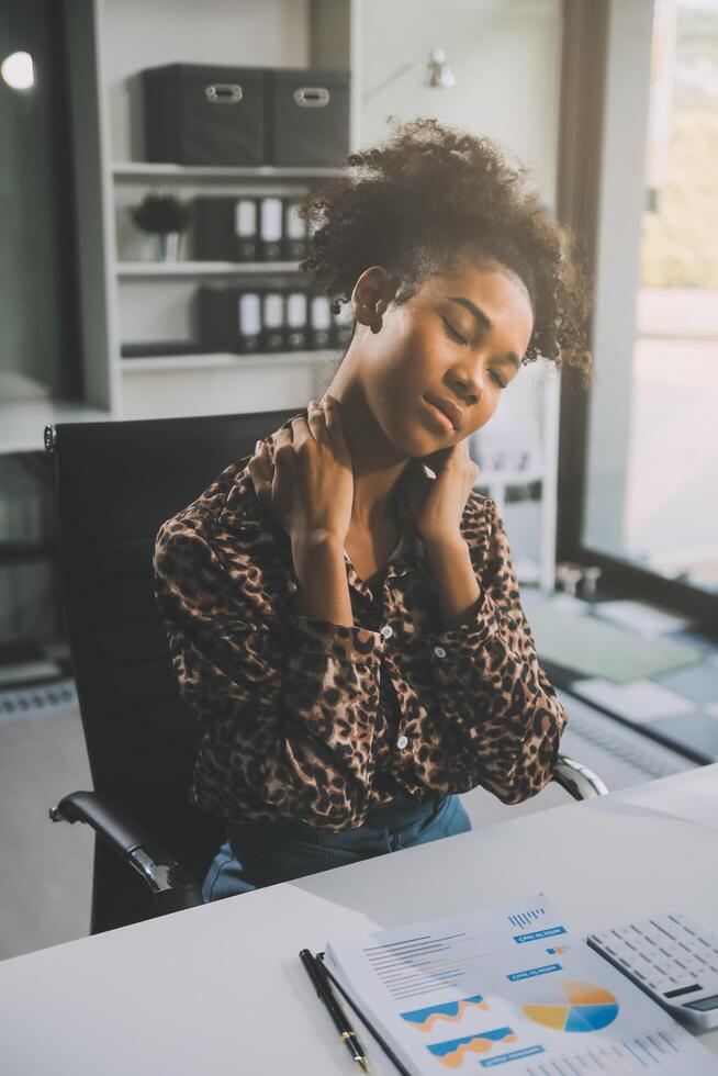 asiatico donne dolori a partire dal Lavorando lei provato piace rilassante foto