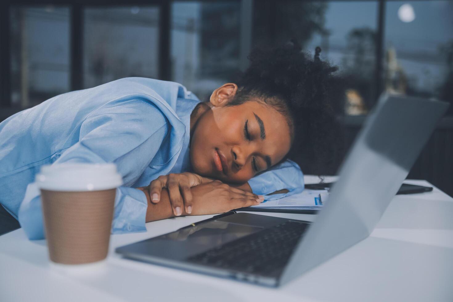 triste stanco giovane asiatico signora pensiero, dormire a computer portatile, sofferenza a partire dal superlavoro, fatica nel camera interno. Scadenza, i problemi nel studia, opera, attività commerciale, libero professionista a casa nuovo normale con Tech foto